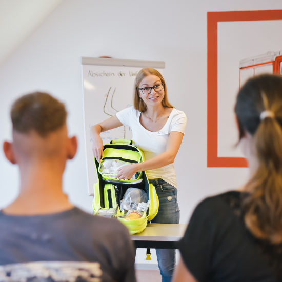 Realistische Unfalldarstellung Berlin – RUD Kurs von Novaura mit Schminktechniken für realistische Verletzungen und Moulage im Notfalltraining