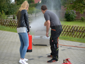Praxisnahe Ausbildung zum Brandschutzbeauftragten - Feuerloeschübung novaura