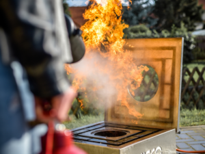 Teilnehmer bei der praktischen Feuerlöschübung – Ausbildung zum Brandschutzbeauftragten bei novaura Berlin